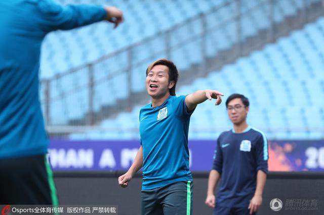 见习财神只需完成最后一项使命——“帮忙一位大好人致富”后行将转正，财神在人世苦寻帮忙对象，不意，在为刚锁定的大好人方针施法时，不测将财气符的光打到了小混混肖洒身上没法撤回。无奈之下，财神不能不帮忙肖洒致富，才能完成升职KPI，但因不克不及利用财气符，肖洒始终以为他是个骗子，是以产生了连续串笑料百出的状态。没有财气符的加持，财神若何取得肖洒的信赖？肖洒又可否放下屠刀成功致富？一场哭笑不得的致富路行将开启……